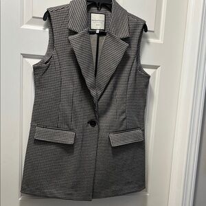 Bagatelle Collection black and tan long vest in chic houndstooth pattern.